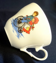 Lade das Bild in den Galerie-Viewer, TEETASSE - Porzellan, Kinder Fahrrad Schneemann Motiv Linienrand Dekor
