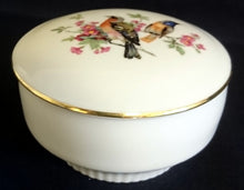 Lade das Bild in den Galerie-Viewer, SCHMUCKDOSE MIT DECKEL - Porzellan, Goldrand Flora Fauna Kanarienvögel Vogel Blumen Pflanzen Blüten Motiv Dekor Linien Balken Senkrecht Relief Dekor
