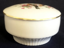 Lade das Bild in den Galerie-Viewer, SCHMUCKDOSE MIT DECKEL - Porzellan, Goldrand Flora Fauna Kanarienvögel Vogel Blumen Pflanzen Blüten Motiv Dekor Linien Balken Senkrecht Relief Dekor
