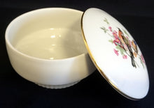 Lade das Bild in den Galerie-Viewer, SCHMUCKDOSE MIT DECKEL - Porzellan, Goldrand Flora Fauna Kanarienvögel Vogel Blumen Pflanzen Blüten Motiv Dekor Linien Balken Senkrecht Relief Dekor
