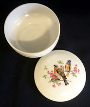 Lade das Bild in den Galerie-Viewer, SCHMUCKDOSE MIT DECKEL - Porzellan, Goldrand Flora Fauna Kanarienvögel Vogel Blumen Pflanzen Blüten Motiv Dekor Linien Balken Senkrecht Relief Dekor
