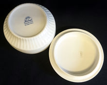 Lade das Bild in den Galerie-Viewer, SCHMUCKDOSE MIT DECKEL - Porzellan, Goldrand Flora Fauna Kanarienvögel Vogel Blumen Pflanzen Blüten Motiv Dekor Linien Balken Senkrecht Relief Dekor

