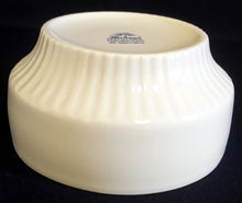 Lade das Bild in den Galerie-Viewer, SCHMUCKDOSE MIT DECKEL - Porzellan, Goldrand Flora Fauna Kanarienvögel Vogel Blumen Pflanzen Blüten Motiv Dekor Linien Balken Senkrecht Relief Dekor
