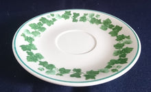 Lade das Bild in den Galerie-Viewer, 2er Set UNTERTASSEN - Keramik / Steingut, Blatt Blätter Laub Rand Dekor
