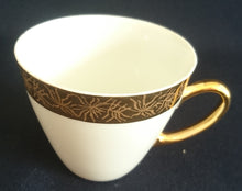 Lade das Bild in den Galerie-Viewer, KAFFEETASSE - Porzellan, Goldrand Breit Abstrakt Geometrisch Pflanzen Flora Motiv Dekor
