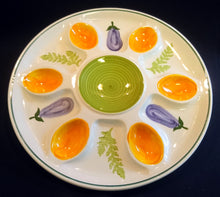 Lade das Bild in den Galerie-Viewer, EIER- BEILAGENPLATTENTELLER - Keramik / Steingut, Halbe Eier Kräuterblätter Aubergine Motiv Dekor
