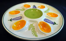 Lade das Bild in den Galerie-Viewer, EIER- BEILAGENPLATTENTELLER - Keramik / Steingut, Halbe Eier Kräuterblätter Aubergine Motiv Dekor
