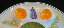 Lade das Bild in den Galerie-Viewer, EIER- BEILAGENPLATTENTELLER - Keramik / Steingut, Halbe Eier Kräuterblätter Aubergine Motiv Dekor
