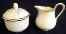 Lade das Bild in den Galerie-Viewer, 5er Set KAFFEEKANNE MIT DECKEL &amp; MILCHKÄNNCHEN &amp; ZUCKERDOSE MIT DECKEL "Ingres Weiss" - Porzellan, Goldrand Linien Blatt Blätter Rosenblüte Relief Form Motiv Dekor
