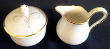 Lade das Bild in den Galerie-Viewer, 3er Set MILCHKÄNNCHEN &amp; ZUCKERDOSE MIT DECKEL "Ingres Weiss" - Porzellan, Goldrand Linien Blatt Blätter Rosenblüte Relief Form Motiv Dekor
