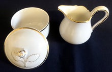 Lade das Bild in den Galerie-Viewer, 3er Set MILCHKÄNNCHEN &amp; ZUCKERDOSE MIT DECKEL "Ingres Weiss" - Porzellan, Goldrand Linien Blatt Blätter Rosenblüte Relief Form Motiv Dekor

