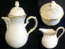Lade das Bild in den Galerie-Viewer, 3er Set MILCHKÄNNCHEN &amp; ZUCKERDOSE MIT DECKEL "Ingres Weiss" - Porzellan, Goldrand Linien Blatt Blätter Rosenblüte Relief Form Motiv Dekor
