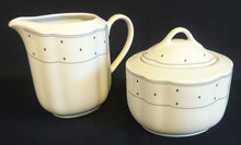 Lade das Bild in den Galerie-Viewer, MILCHKÄNNCHEN "Ingres Weiss" - Porzellan, Geometrisches Karo Punkte Tupfen Linien Gewölbter Relief Rand Motiv Dekor (BC)
