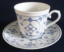 Lade das Bild in den Galerie-Viewer, KAFFEETASSE &quot;Ingres Weiss&quot; - Porzellan, Indisch Blau Strohblume Motiv Dekor (Grüner Markenstempel)
