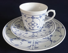 Lade das Bild in den Galerie-Viewer, KAFFEETASSE &quot;Ingres Weiss&quot; - Porzellan, Indisch Blau Strohblume Motiv Dekor (Grüner Markenstempel)
