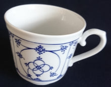 Lade das Bild in den Galerie-Viewer, 2er Set KAFFEETASSEN "Ingres Weiss" - Porzellan, Indisch Blau Strohblume Motiv Dekor (Grüner Markenstempel)

