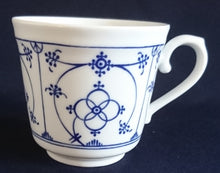 Lade das Bild in den Galerie-Viewer, KAFFEETASSE &quot;Ingres Weiss&quot; - Porzellan, Indisch Blau Strohblume Motiv Dekor (Grüner Markenstempel)
