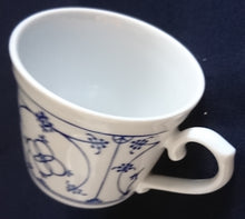 Lade das Bild in den Galerie-Viewer, KAFFEETASSE &quot;Ingres Weiss&quot; - Porzellan, Indisch Blau Strohblume Motiv Dekor (Grüner Markenstempel)
