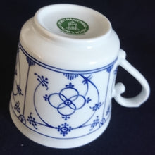 Lade das Bild in den Galerie-Viewer, 2er Set KAFFEETASSEN "Ingres Weiss" - Porzellan, Indisch Blau Strohblume Motiv Dekor (Grüner Markenstempel)
