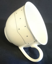 Lade das Bild in den Galerie-Viewer, KAFFEETASSE &quot;Ingres Weiss&quot; - Porzellan, Geometrisches Karo Punkte Tupfen Linien Gewölbter Relief Rand Motiv Dekor (BC)
