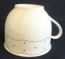 Lade das Bild in den Galerie-Viewer, KAFFEETASSE &quot;Ingres Weiss&quot; - Porzellan, Geometrisches Karo Punkte Tupfen Linien Gewölbter Relief Rand Motiv Dekor (BC)
