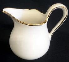 Lade das Bild in den Galerie-Viewer, 3er Set MILCHKÄNNCHEN &amp; ZUCKERDOSE MIT DECKEL "Ingres Weiss" - Porzellan, Goldrand Linien Blatt Blätter Rosenblüte Relief Form Motiv Dekor
