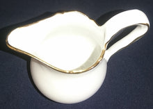 Lade das Bild in den Galerie-Viewer, 3er Set MILCHKÄNNCHEN &amp; ZUCKERDOSE MIT DECKEL "Ingres Weiss" - Porzellan, Goldrand Linien Blatt Blätter Rosenblüte Relief Form Motiv Dekor
