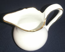 Lade das Bild in den Galerie-Viewer, 3er Set MILCHKÄNNCHEN &amp; ZUCKERDOSE MIT DECKEL "Ingres Weiss" - Porzellan, Goldrand Linien Blatt Blätter Rosenblüte Relief Form Motiv Dekor
