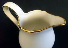 Lade das Bild in den Galerie-Viewer, 3er Set MILCHKÄNNCHEN &amp; ZUCKERDOSE MIT DECKEL "Ingres Weiss" - Porzellan, Goldrand Linien Blatt Blätter Rosenblüte Relief Form Motiv Dekor
