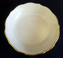 Lade das Bild in den Galerie-Viewer, 2er Set SALATSCHALEN "Ingres Weiss" - Porzellan, Gewölbter Relief Goldrand Dekor
