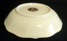 Lade das Bild in den Galerie-Viewer, SALATSCHALE "Ingres Weiss" - Porzellan, Gewölbter Relief Goldrand Dekor
