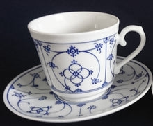 Lade das Bild in den Galerie-Viewer, 2er Set 2er KAFFEEGEDECKE "Ingres Weiss" - Porzellan, Indisch Blau Strohblume Motiv Dekor (Schwarzer Markenstempel)
