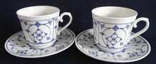 Lade das Bild in den Galerie-Viewer, 2er Set 2er KAFFEEGEDECKE "Ingres Weiss" - Porzellan, Indisch Blau Strohblume Motiv Dekor (Schwarzer Markenstempel)
