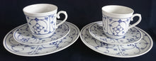 Lade das Bild in den Galerie-Viewer, 2er Set KAFFEETASSEN "Ingres Weiss" - Porzellan, Indisch Blau Strohblume Motiv Dekor (Schwarzer Markenstempel)
