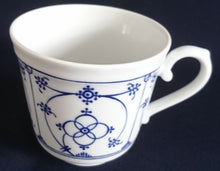 Lade das Bild in den Galerie-Viewer, KAFFEETASSE "Ingres Weiss" - Porzellan, Indisch Blau Strohblume Motiv Dekor (Schwarzer Markenstempel)
