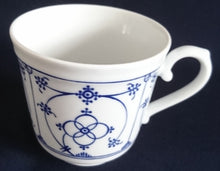 Lade das Bild in den Galerie-Viewer, 2er Set 2er KAFFEEGEDECKE "Ingres Weiss" - Porzellan, Indisch Blau Strohblume Motiv Dekor (Schwarzer Markenstempel)
