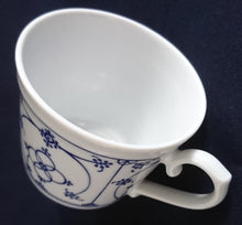 Lade das Bild in den Galerie-Viewer, 2er Set 2er KAFFEEGEDECKE "Ingres Weiss" - Porzellan, Indisch Blau Strohblume Motiv Dekor (Schwarzer Markenstempel)
