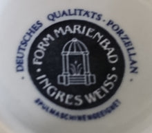 Lade das Bild in den Galerie-Viewer, KAFFEETASSE "Ingres Weiss" - Porzellan, Indisch Blau Strohblume Motiv Dekor (Schwarzer Markenstempel)
