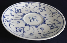 Lade das Bild in den Galerie-Viewer, 2er Set UNTERTASSEN "Ingres Weiss" - Porzellan, Indisch Blau Strohblume Motiv Dekor (Schwarzer Markenstempel)
