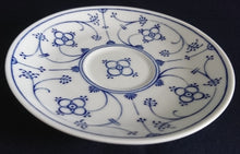 Lade das Bild in den Galerie-Viewer, 2er Set 2er KAFFEEGEDECKE "Ingres Weiss" - Porzellan, Indisch Blau Strohblume Motiv Dekor (Schwarzer Markenstempel)
