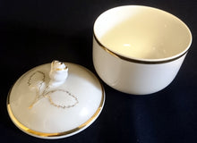 Lade das Bild in den Galerie-Viewer, 5er Set KAFFEEKANNE MIT DECKEL &amp; MILCHKÄNNCHEN &amp; ZUCKERDOSE MIT DECKEL "Ingres Weiss" - Porzellan, Goldrand Linien Blatt Blätter Rosenblüte Relief Form Motiv Dekor
