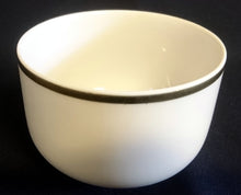 Lade das Bild in den Galerie-Viewer, 5er Set KAFFEEKANNE MIT DECKEL &amp; MILCHKÄNNCHEN &amp; ZUCKERDOSE MIT DECKEL "Ingres Weiss" - Porzellan, Goldrand Linien Blatt Blätter Rosenblüte Relief Form Motiv Dekor
