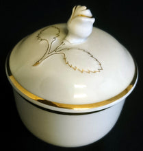 Lade das Bild in den Galerie-Viewer, 5er Set KAFFEEKANNE MIT DECKEL &amp; MILCHKÄNNCHEN &amp; ZUCKERDOSE MIT DECKEL "Ingres Weiss" - Porzellan, Goldrand Linien Blatt Blätter Rosenblüte Relief Form Motiv Dekor
