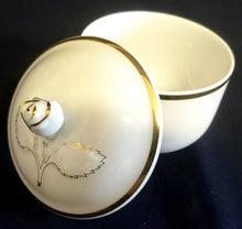 Lade das Bild in den Galerie-Viewer, 3er Set MILCHKÄNNCHEN &amp; ZUCKERDOSE MIT DECKEL "Ingres Weiss" - Porzellan, Goldrand Linien Blatt Blätter Rosenblüte Relief Form Motiv Dekor
