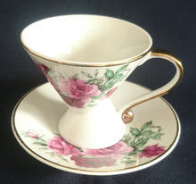 Lade das Bild in den Galerie-Viewer, UNTERTASSE - Porzellan, Rosen Blumenstrauß Goldrand Dekor
