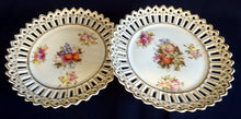 Lade das Bild in den Galerie-Viewer, DEKORATIONS DESSERTTELLER - Porzellan Durchbrochen, Goldrand Blumenblüten Heidelbeeren Mirabellen Motiv Dekor
