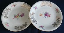 Lade das Bild in den Galerie-Viewer, 2er Set DESSERTTELLER - Porzellan, Unterschiedliches Abstraktes Blumen Motiv Goldrand Dekor (A+B)

