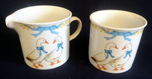 Lade das Bild in den Galerie-Viewer, 2er Set MILCHKÄNNCHEN &amp; ZUCKERDOSE OHNE DECKEL "Porcelain Collection" - Porzellan, Ländliches Gänse Schleifen Motiv Dekor
