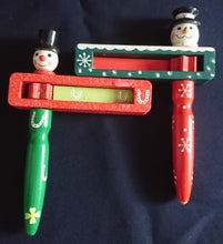 Lade das Bild in den Galerie-Viewer, 2er Set KINDER HOLZRATSCHEN - Holz, Schneemann Sterne Schneeflocken Hufeisen Form Dekor (G)
