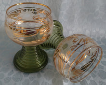 Lade das Bild in den Galerie-Viewer, 2er Set ANDENKEN RÖMERGLÄSER "Villach" - Press- / Hartglas, Blüten Schwert Goldrand Aufschrift Dekor
